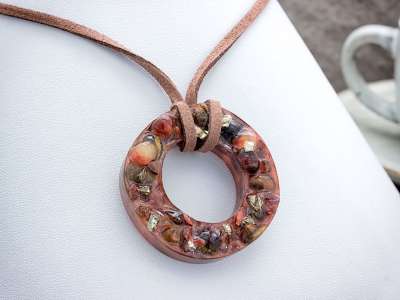 Karneol és tigrisszem koszorú műgyanta nyaklánc