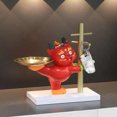 Sárkány kínáló tálcával és fa akasztóval