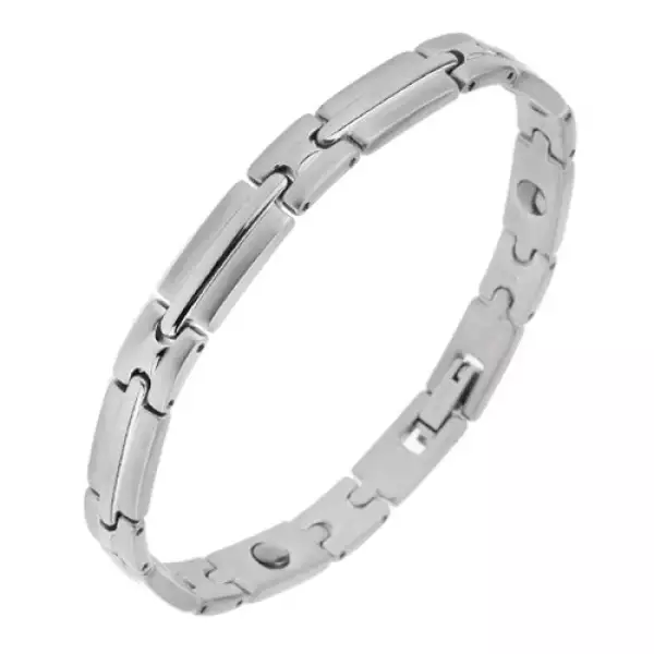 Mágneses acél karkötő ezüst színben, fényes-matt elemekkel, sávval középen