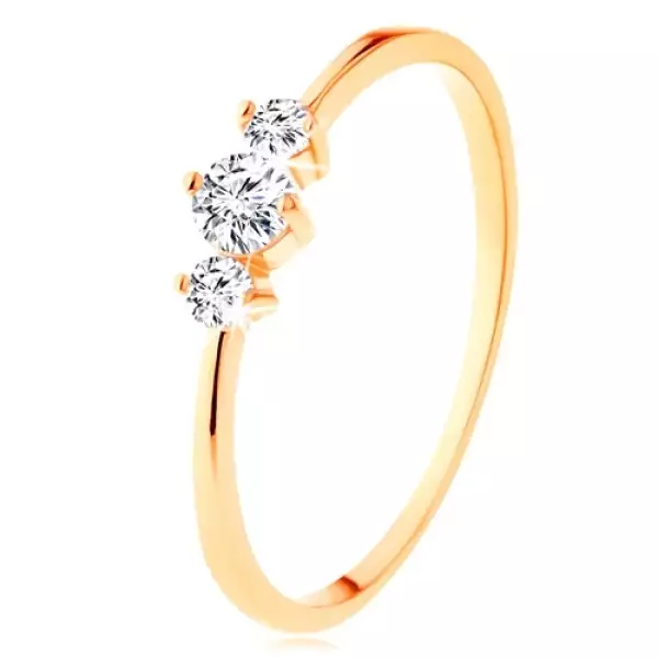 Gyűrű 14K sárga aranyból keskenyedő szárakkal, három csillogó átlátszó cirkónia - Nagyság_ 59