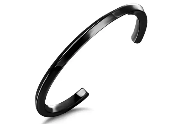 Fekete nyitott karperec acélból, spirálisan ívelt vállal