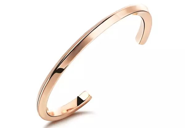 Réz színű nyitott karperec acélból, spirálisan ívelt vállal