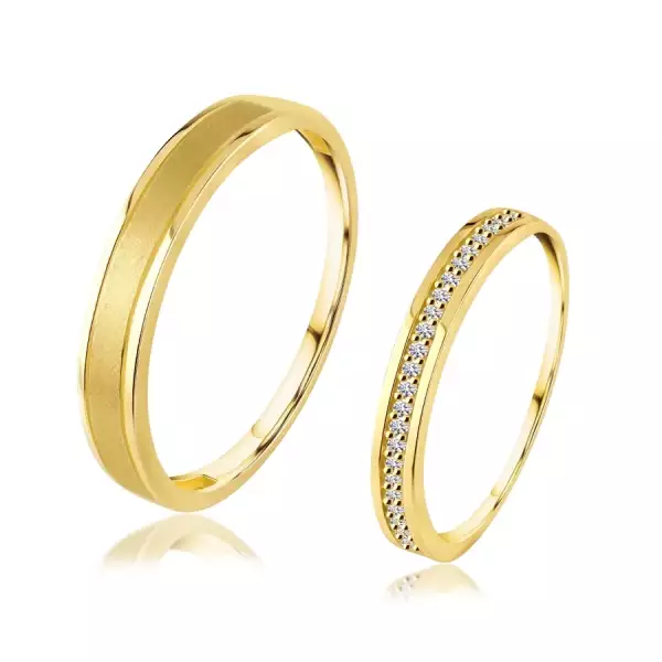 14K sárga arany gyűrűk - a női átlátszó cirkóniával, a férfi matt csíkkal - Nagyság_ 54