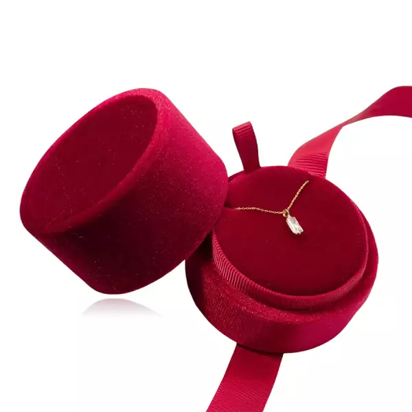 Ajándékdoboz láncokhoz - piros bársony, szalag a kötéshez
