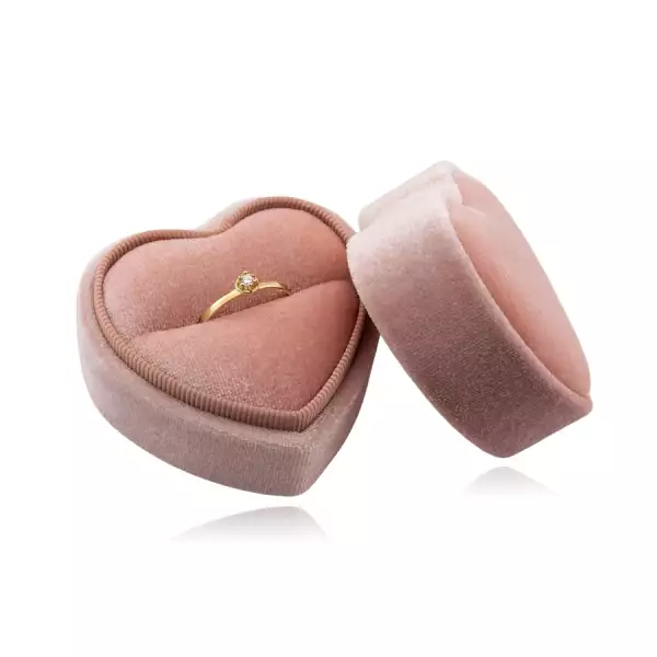 Ajándékdoboz gyűrűhöz - rózsaszín szövet szív puha tetővel