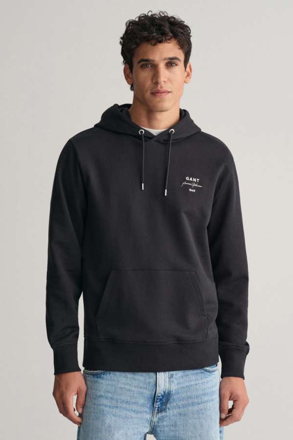 ELEGÍTŐ FELSŐ GANT LOGO SCRIPT HOODIE BLACK