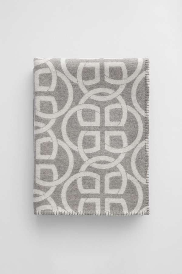TAKARÓ GANT MONOGRAM WOOL THROW  LIGHT GREY