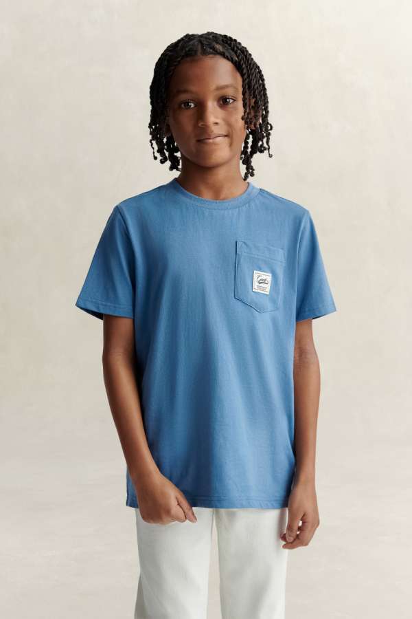 PÓLÓ GANT BADGE POCKET SS T-SHIRT SALTY SEA