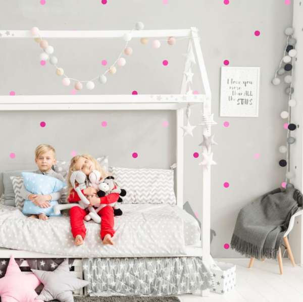 Rózsaszín pöttyös fal