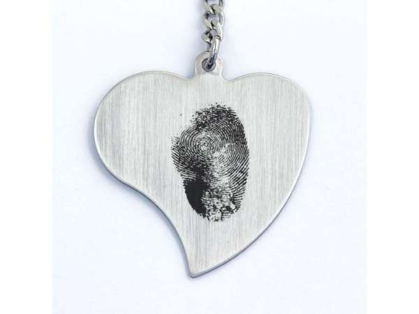 Ujjlenyomatos acél szív medálos kulcstartó