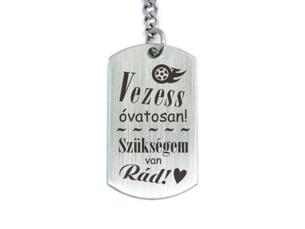Vezess óvatosan acél medálos kulcstartó