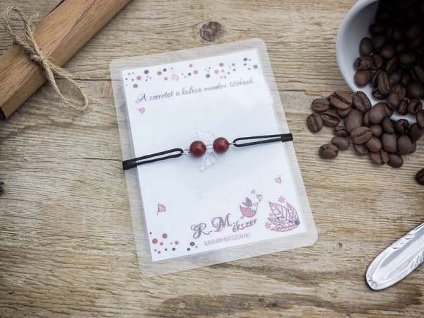 A szeretet a karneol angyal karkötő