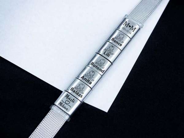 Egyedi 7 medálos MoMents acél karkötő