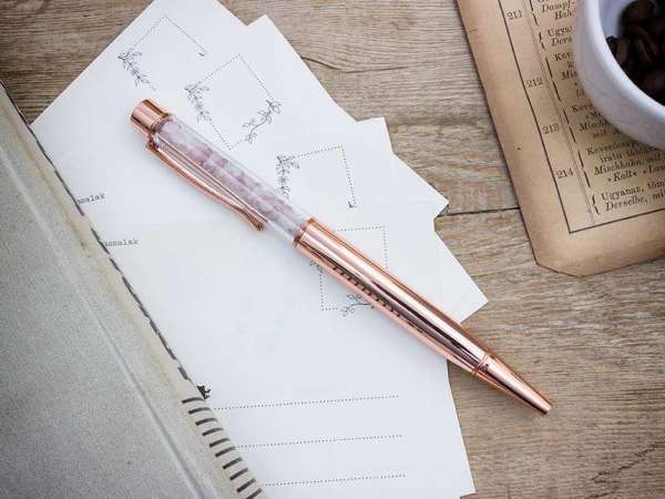 Rózsakvarc ásvány szemcsés rozé színű golyóstoll