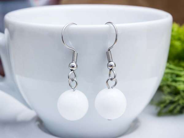 Tejkvarc lógós fülbevaló 8mm