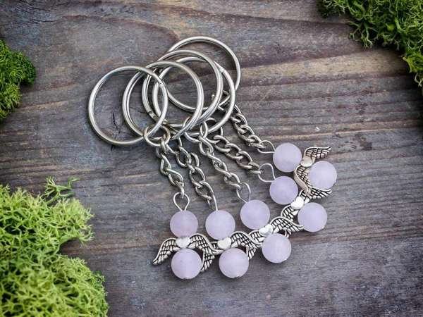 Álmodozó angyal kulcstartó rózsakvarccal 5 dbos csomag