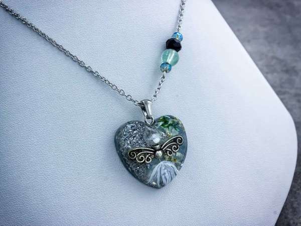 Angyalszív műgyanta orgonit acél nyaklánc