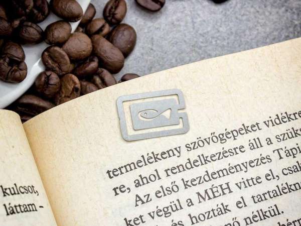 A hal oldaljelölő acél könyvjelző