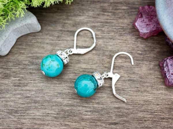 Szintetikus türkiz lógós ásvány fülbevaló