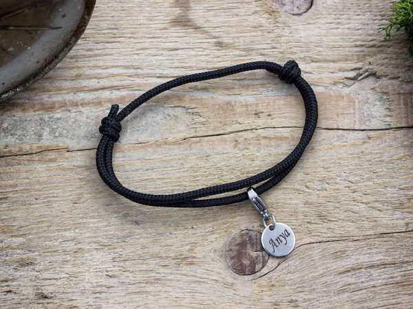 Anyai szeretet fekete paracord karkötő