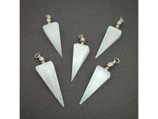 Szelenit medál magas piramis 10x30mm