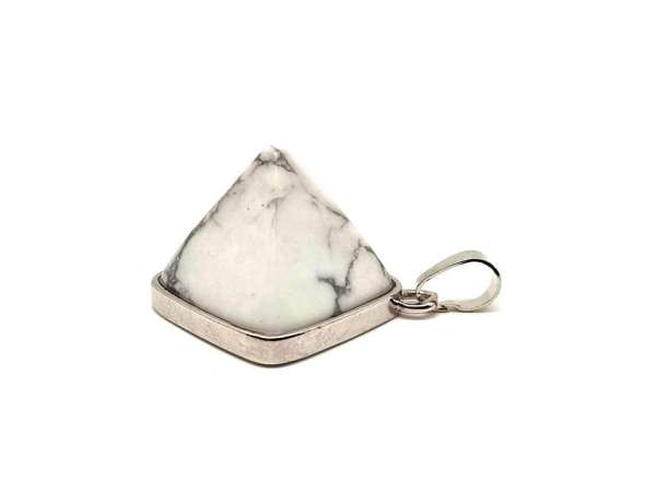 Piramis medál fémmel Howlit 2x2cm