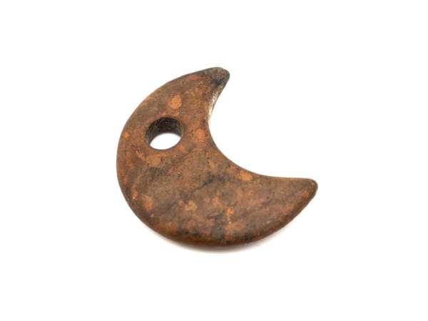 Pirit medál átfúrt félhold 30mm