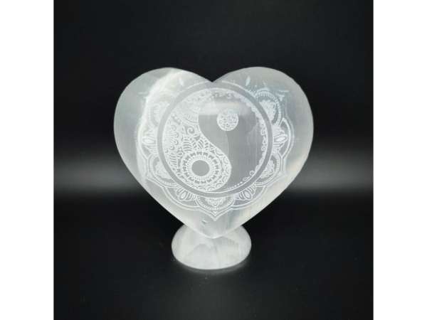 Szelenit szív álló yin yang 10-12cm