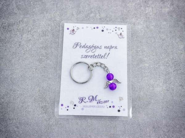 Pedagógus napra lila angyal medálos kulcstartó