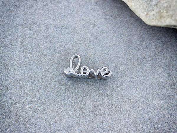 Love feliratos MoMents™ Charm Medál