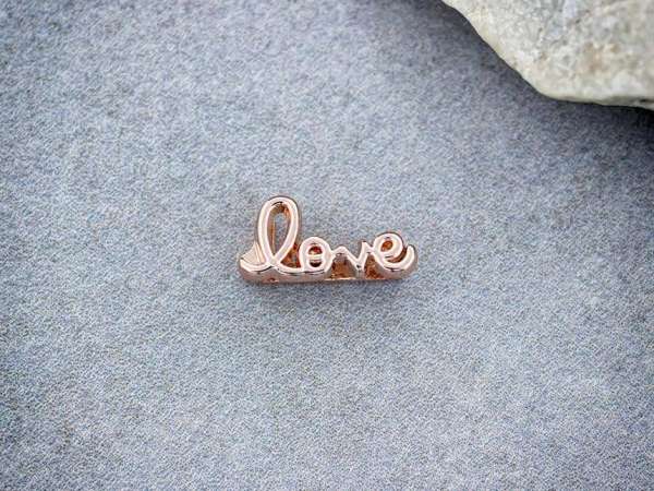 Love feliratos MoMents™ Charm Medál