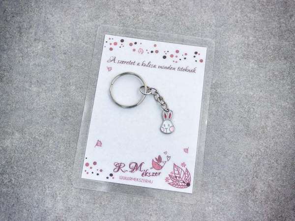 A szeretet a színes nyuszi medálos kulcstartó