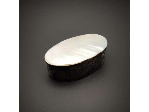 Lapos kagyló ékszertartó doboz fehér elegáns kiegészítő 8×4 cm