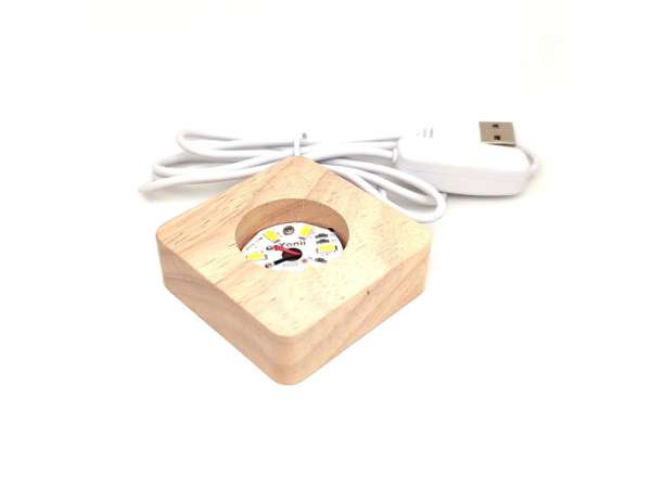 Fa talpas fehér LED négyzet lámpa ásványokhoz 6x6 cm USB csatlakozással
