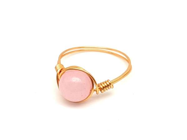 Szeretet energiájú rózsakvarc drót gyűrű 8mm arany színű dróttal