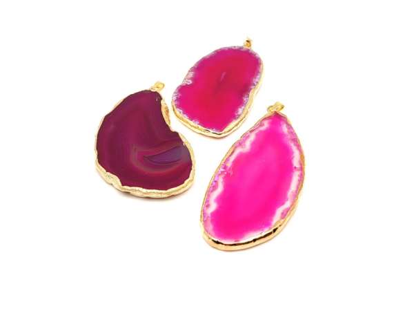 Gyengédség rózsaszín achát lap medál arany színű foglalattal 25x40–70mm