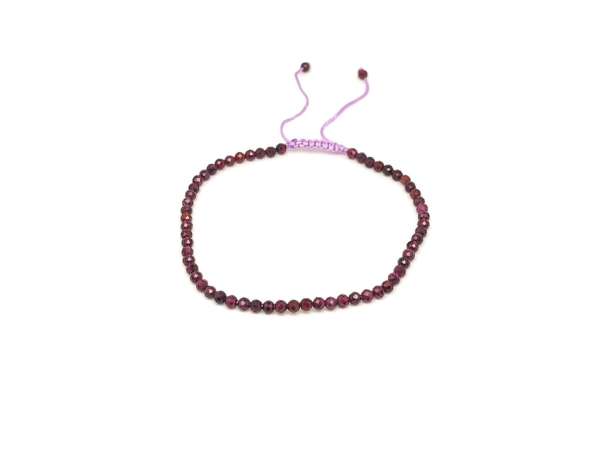 Fazettált gránát golyós ásvány karkötő csúszócsomóval 4–5mm