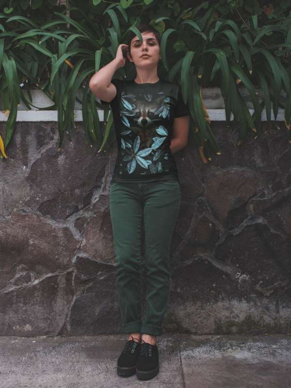 Túl a sövényen mósómedve fekete póló