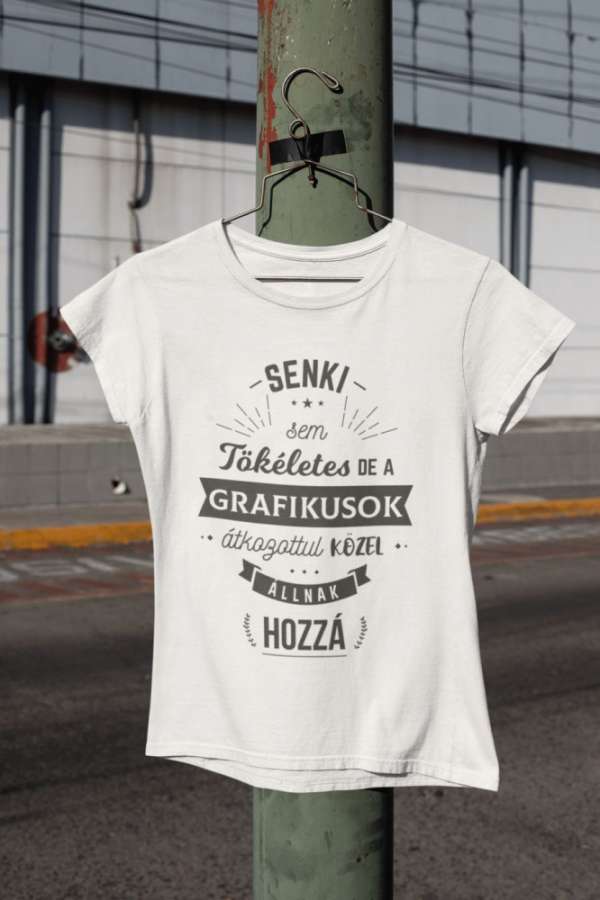 Grafikus fehér póló
