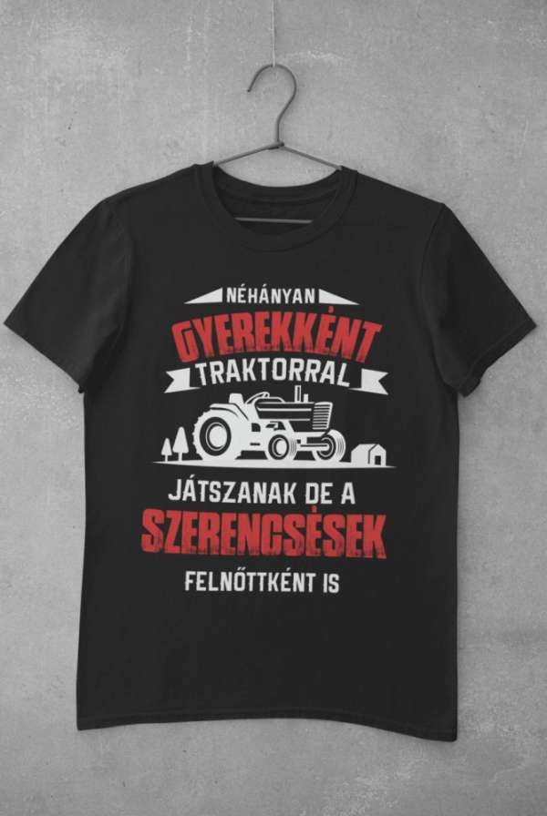 Néhányan gyerekként traktorral játszanak fekete póló