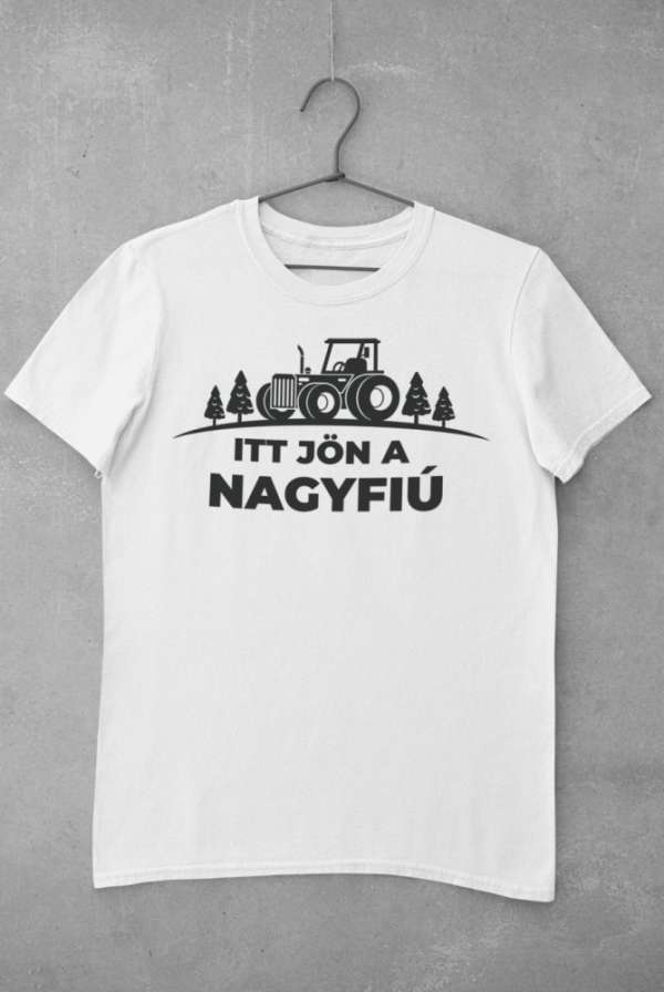 Itt jön a nagyfiú fehér póló
