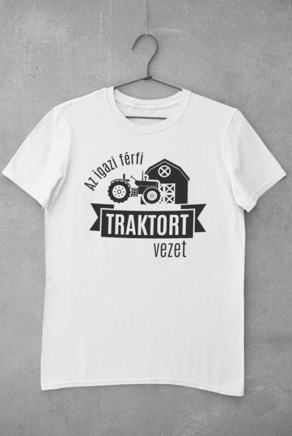 Az igazi férfi traktort vezet fehér póló