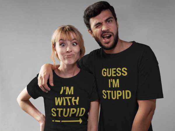 I'm with stupid páros póló - fekete színben arany felirattal