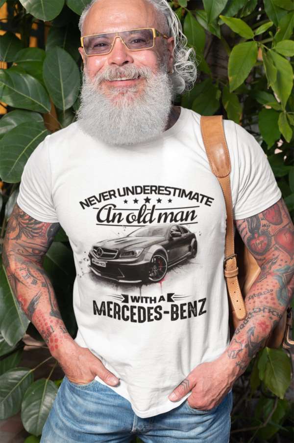 Never underestimate an old man with a mercedes fehér póló