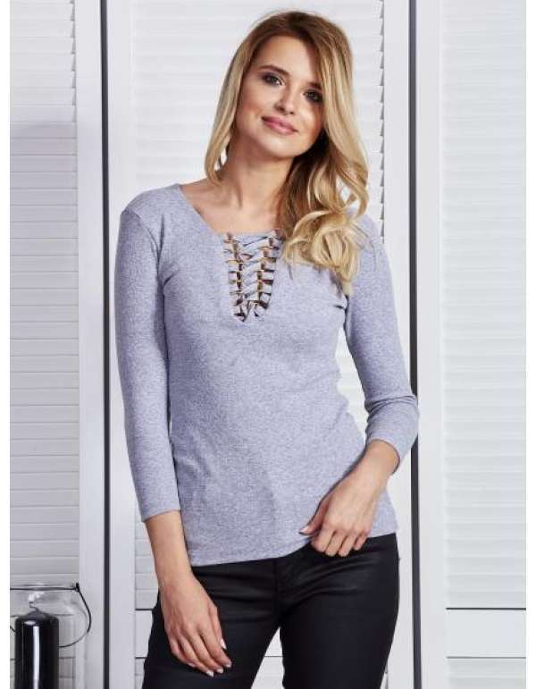 Női blúz fűzős nyakkivágással OKSA Világosszürke