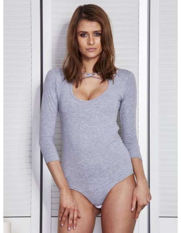 Női body dekoratív dekoltázzsal DECO világos szürke