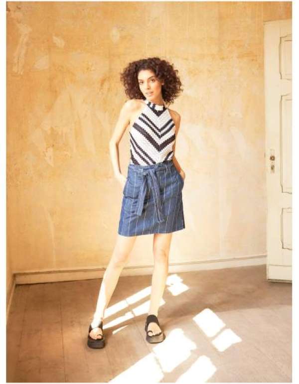 Kék csíkos rövid farmer szoknya nyakkendővel