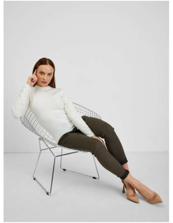 Fehér női pulóver dekoratív részletekkel