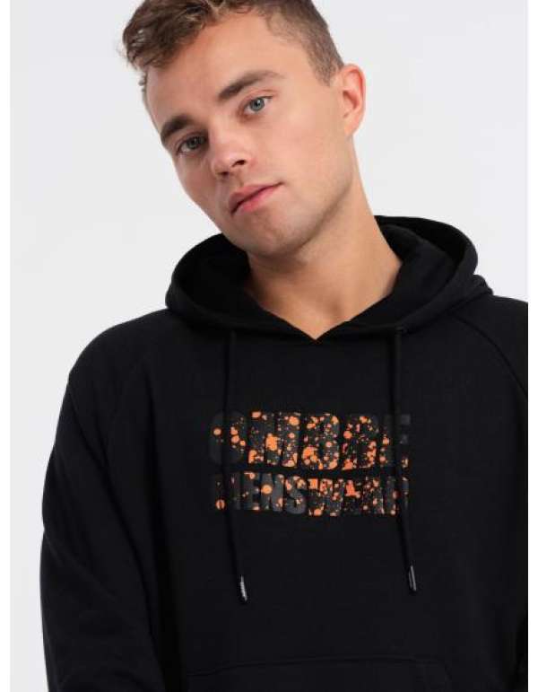 Férfi kenguru kapucnis pulóver kapucnival és nyomtatással V2 OM-SSPS-0155 fekete OM-SSPS-0155