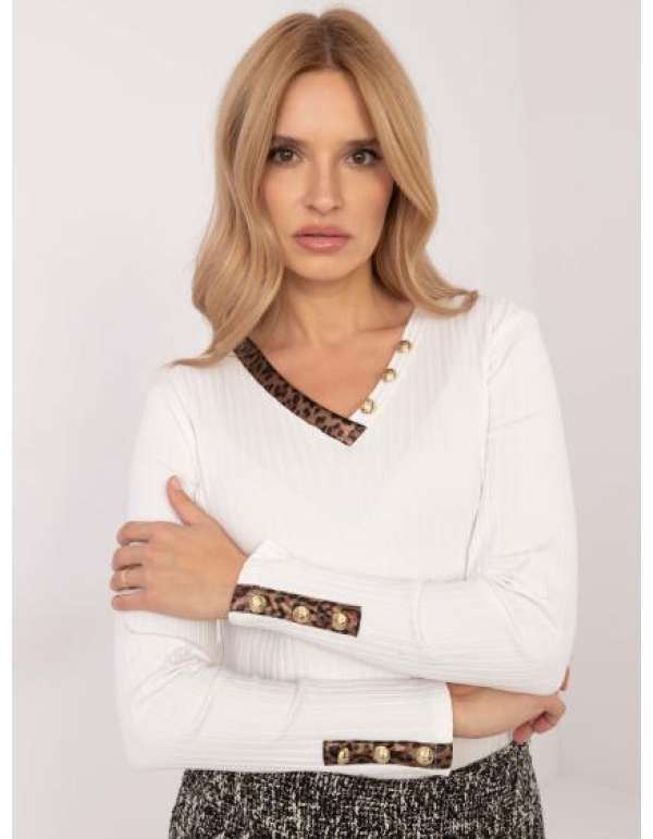 Ecru színű, hosszú ujjú blúz díszgombokkal
